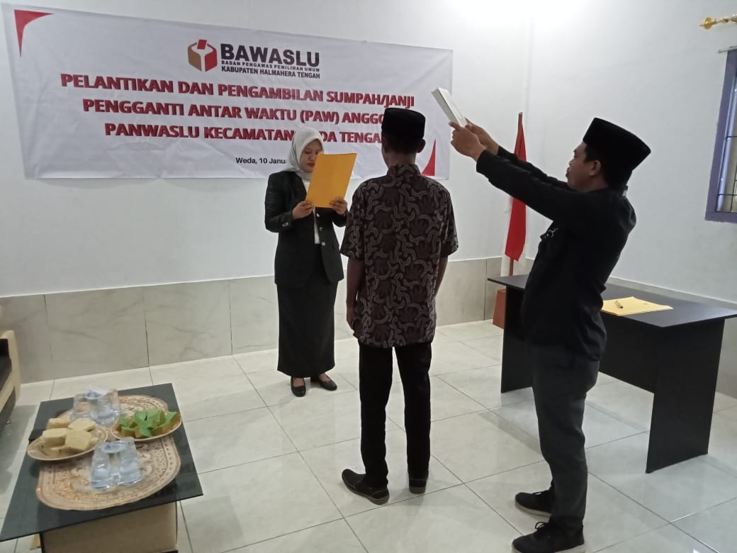 Bawaslu Halteng Lantik 1 PAW Anggota Panwaslu Kecamatan Weda Tengah
