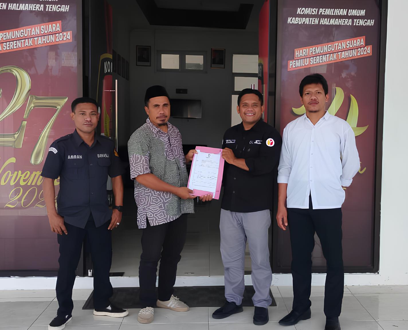 Koordinator Divisi Hukum, Pencegahan, Partisipasi Masyarakat, dan Hubungan Masyarakat, Jeplin George Maitimu saat memberikan surat imbauan PDPB ke kantor KPU Kabupaten Halmahera Tengah