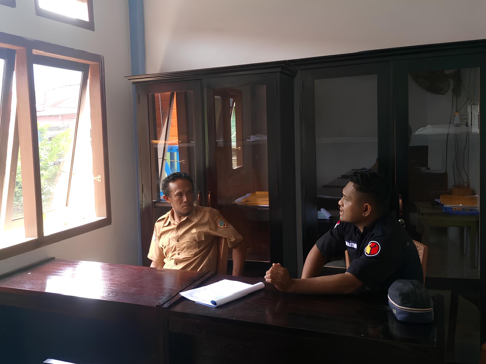 Koordinator Divisi Hukum, Pencegahan, Partisipasi Masyarakat dan Hubungan Masyarakat, Jeplin George Maitimu melakukan uji petik PDPB di Kantor Desa Nusliko