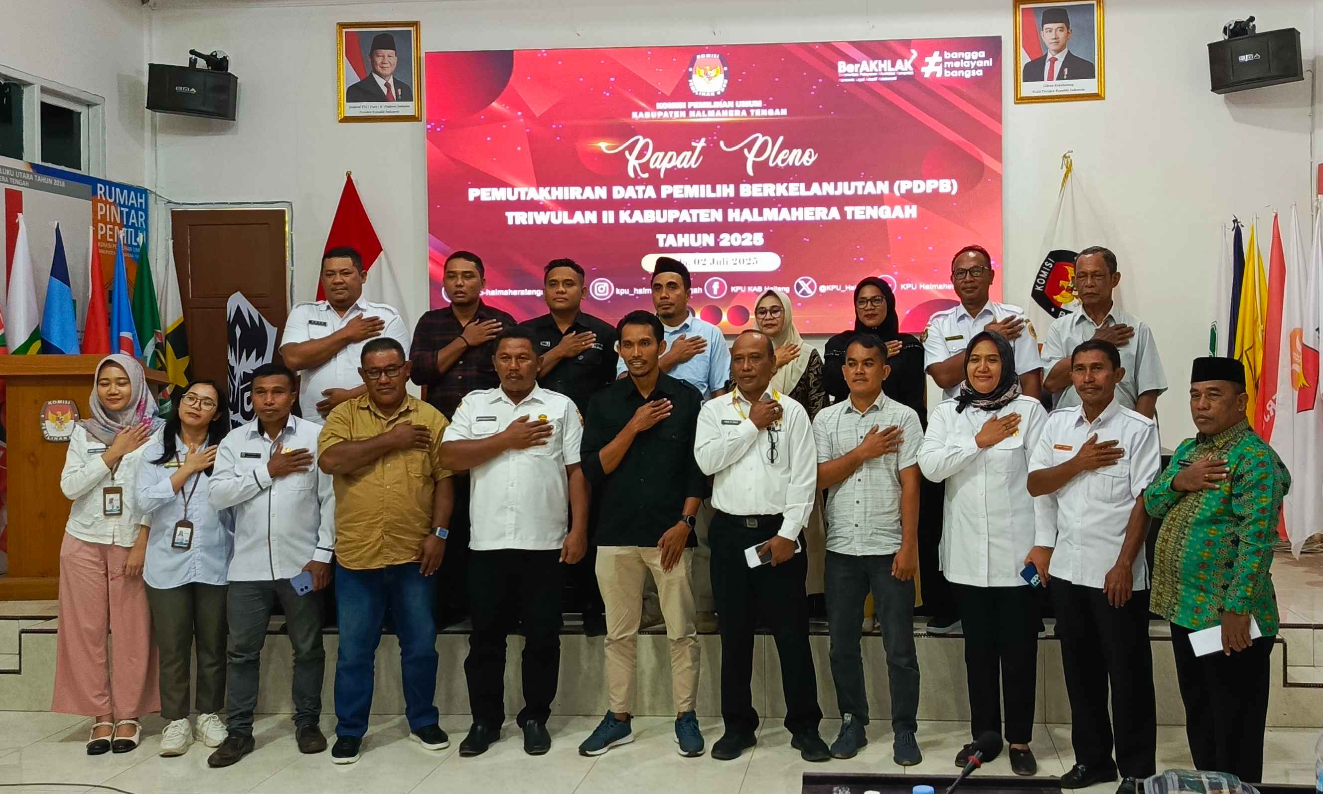 Bawaslu Halmahera Tengah menghadiri Rapat Pleno PDPB Triwulan II yang digelar oleh KPU  di Aula Kantor KPU Kabupaten Halmahera Tengah