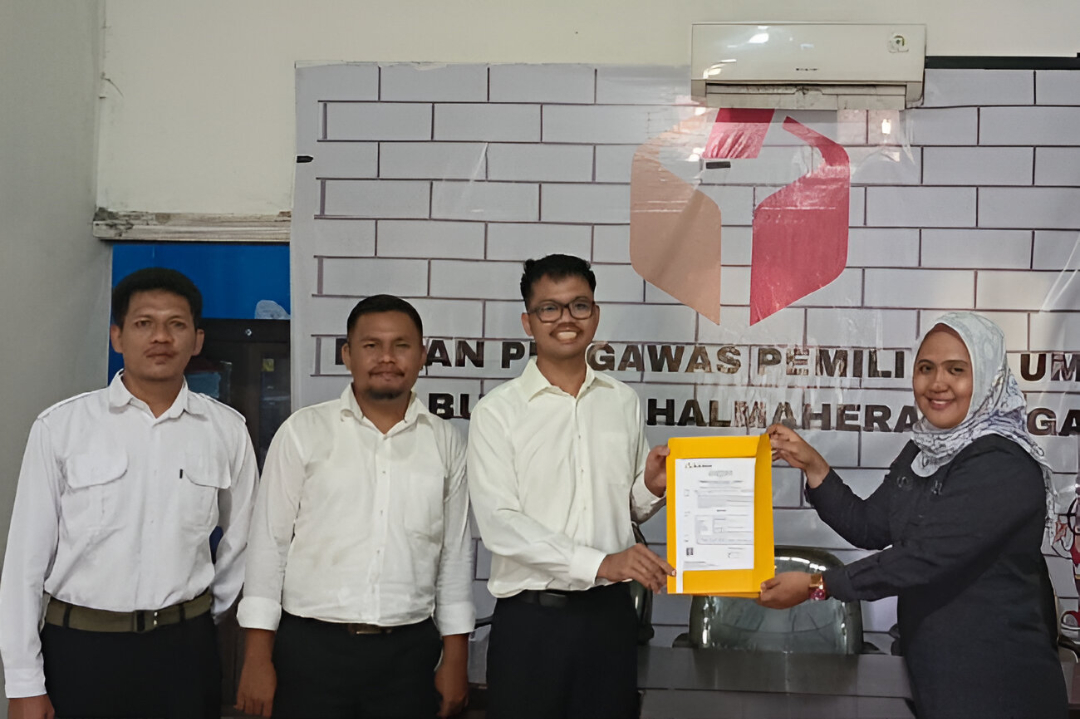 Ketua Bawaslu Halmahera Tengah Sitti Hasmah BT. Mohd Amin menyerahkan SK CPNS pasca mengikuti Pelantikan yang digelar secara  Nasional melalui platform Zoom Meeting di ruang Kantor Bawaslu Halmahera Tengah