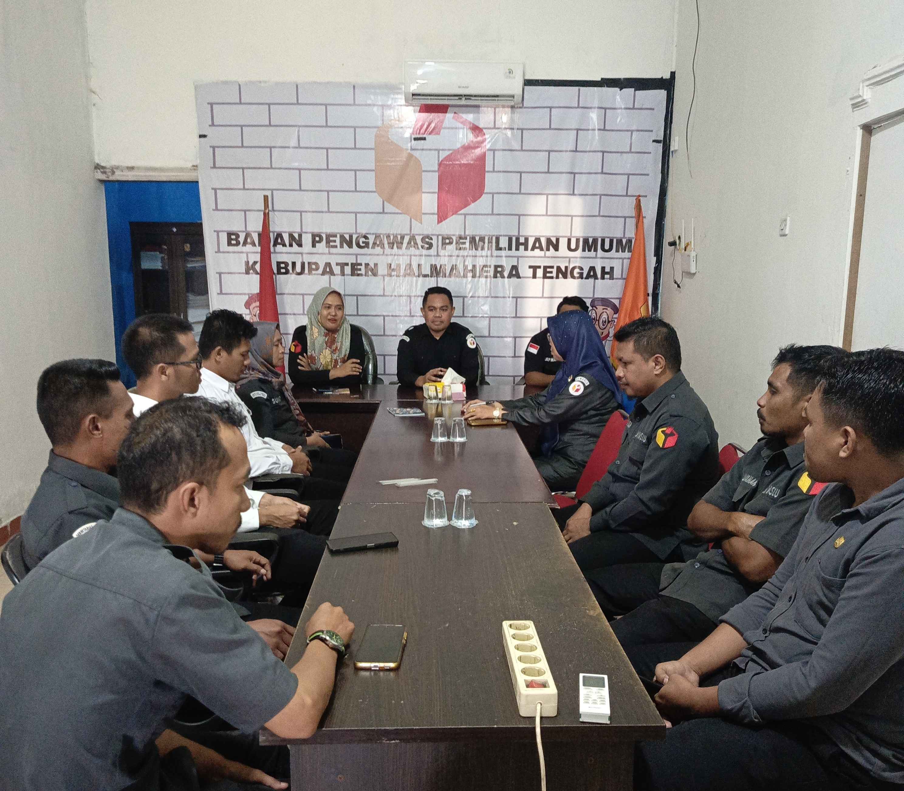 Anggota Bawaslu  Provinsi Maluku Utara Adrian Yoro Naleng Bersama Ketua dan Anggota Bawaslu Halmahera Tengah dalam kegiatan Monitoring dan Supervisi di Kantor Bawaslu Kabupaten Halmahera Tengah