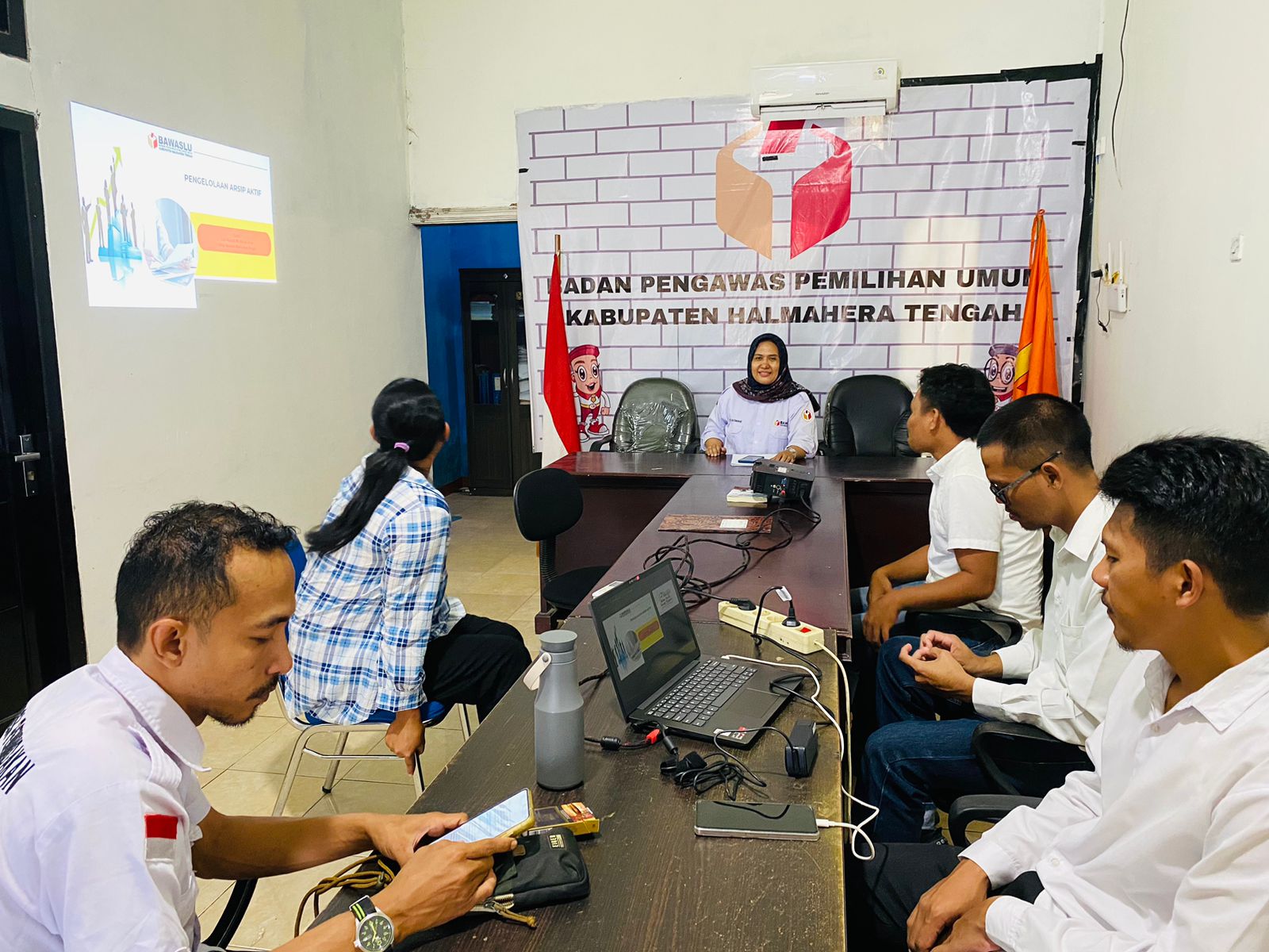 Ketua Bawaslu Halmahera Tengah, Sitti Hasmah BT. Mohd Amin bersama Jajaran Staf saat Diskusi internal di ruang kantor Bawaslu Halmahera Tengah