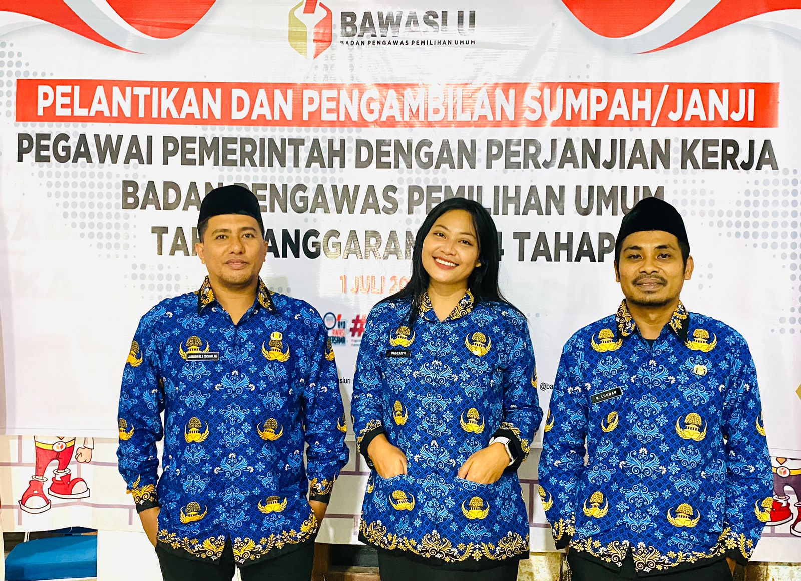 Staf Bawaslu Halteng Pasca Mengikuti Pelantikan Pegawai Pemerintah dengan Perjanjian Kerja (PPPK) melalui daring di Sekretariat Bawaslu Halmahera Tengah