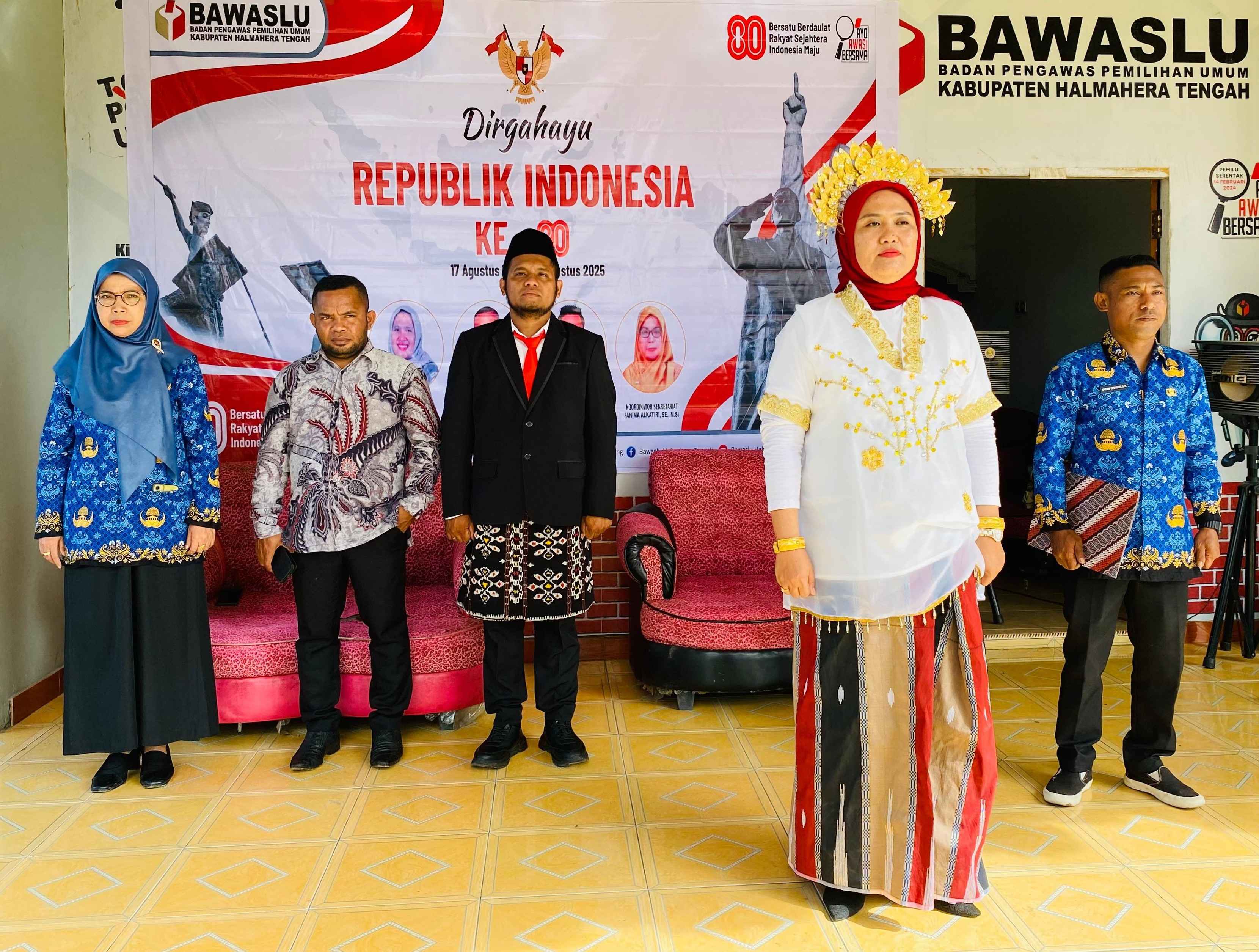 Ketua dan Anggota Bawaslu Halteng bersama Koordinator Sekretariat Pada saat Peringatan Hut ke-80 RI di Kantor Bawaslu Halmahera Tengah, Minggu (17/08/2025).