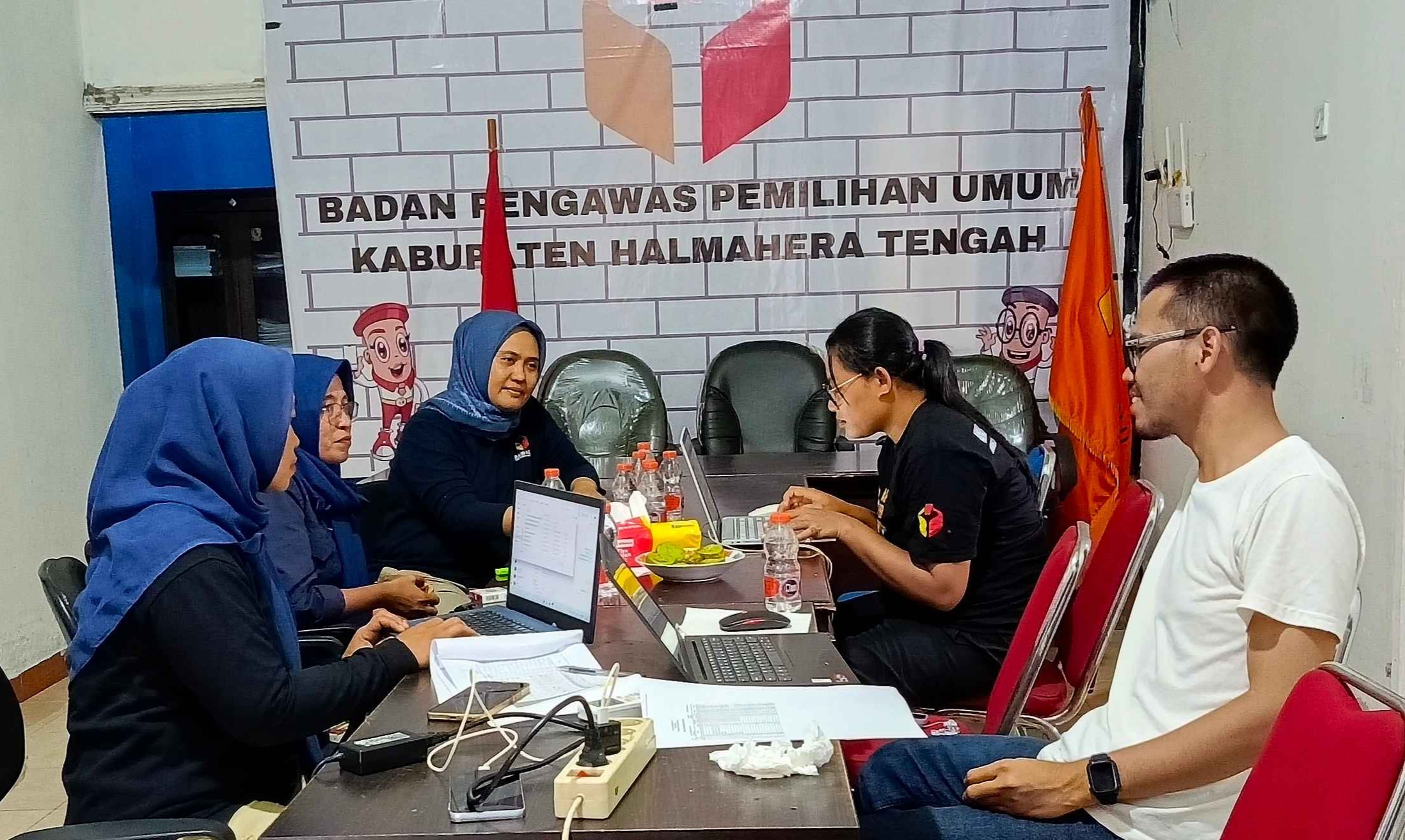 Diskusi Internal  Seri II  tentang Pengelolaan Barang Milik Negara Bersama Ketua Bawaslu dan Jajaran Staf di ruang Kantor Bawaslu Halmahera Tengah