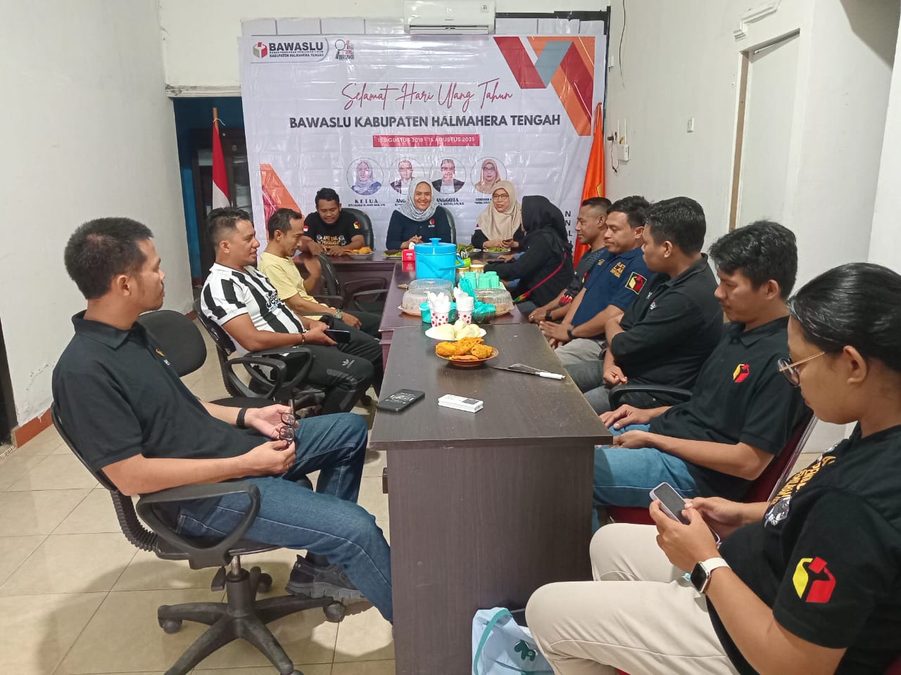 Komisioner Bawaslu, Korsek bersama jajaran Staf dalam acara syukuran HUT ke 7 di ruang kantor Bawaslu halteng, Jum'at (15/08/2025)/Foto: Publikasi dan Pemberitaan Bawaslu Halmahera Tengah