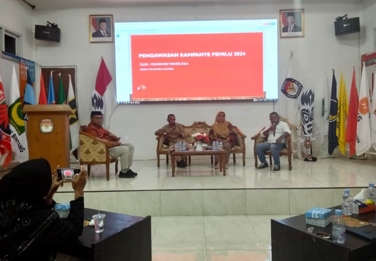 Kordinator Divisi Penanganan Pelanggaran dan Penyelesaian Sengketa Bawaslu Halmahera Tengah Munawar Wahid, saat menjadi pembicara dalam kegiatan Focus Group Discussion yang digelar oleh KPU, di Aula Kantor KPU Halmahera Tengah, Rabu (27/08/2025).