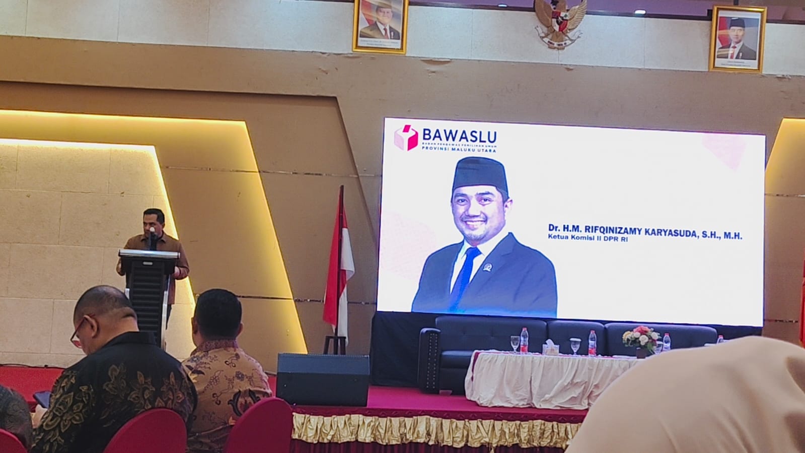 Ketua Komisi II DPR RI Dr. H.M Rifqinizamy Karyasuda, S.H., M.H. saat memberikan sambutan pada kegiatan penguatan kelembagaan Pengawas Pemilu, di Kota Ternate, Maluku Utara, Sabtu, (23/08/2024).