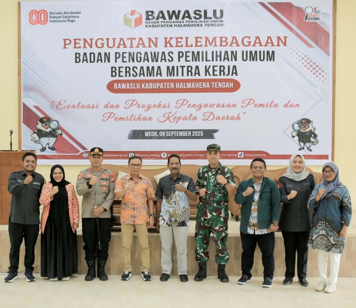 Ketua dan Anggota Bawaslu Halmahera Tengah bersama Anggota Bawaslu Provinsi Maluku Utara, Akademisi Universitas Khairun Ternate serta Stakeholder Kabupaten Halmahera Tengah saat kegiatan penguatan Kelembagaan di Hotel Tiara, Weda pada Selasa (09/09/2025)/Foto: Publikasi dan Pemberitaaan Bawaslu Halmahera Tengah