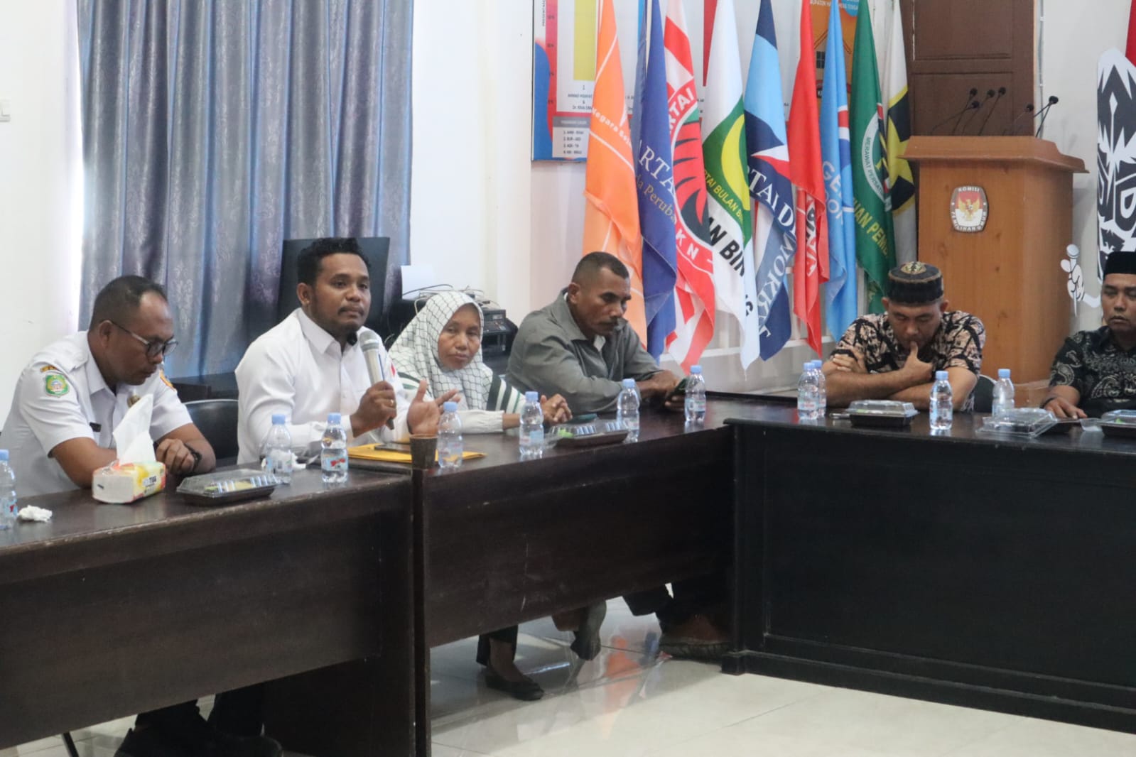 Koordinator Divisi Hukum, Pencegahan, Partisipasi Masyarakat dan Hubungan Masyarakat Bawaslu Halmahera Tengah saat menghadiri kegiatan rapat koordinasi DPB Triwulan III di Kantor KPU Kabupaten Halmahera Tengah, pada Rabu (24/09/2025)/Foto: Publikasi dan Pemberitaaan Bawaslu Halmahera Tengah