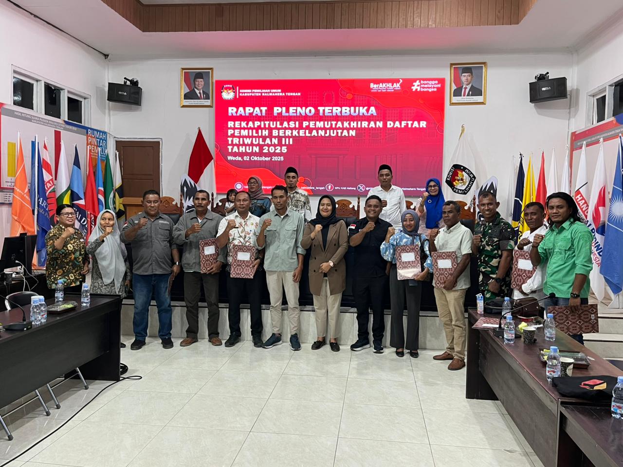 Ketua dan Anggota Bawaslu Halmahera Tengah bersama Jajaran KPU serta Stakeholder Kabupaten Halmahera Tengah saat kegiatan Rapat Pleno Rekapitulasi Pemutakhiran Data Pemilih Berkelanjutan (PDPB) Triwulan III di Kantor KPU Halteng, pada Selasa (02/10/2025)/Foto: Publikasi dan Pemberitaaan Bawaslu Halmahera Tengah
