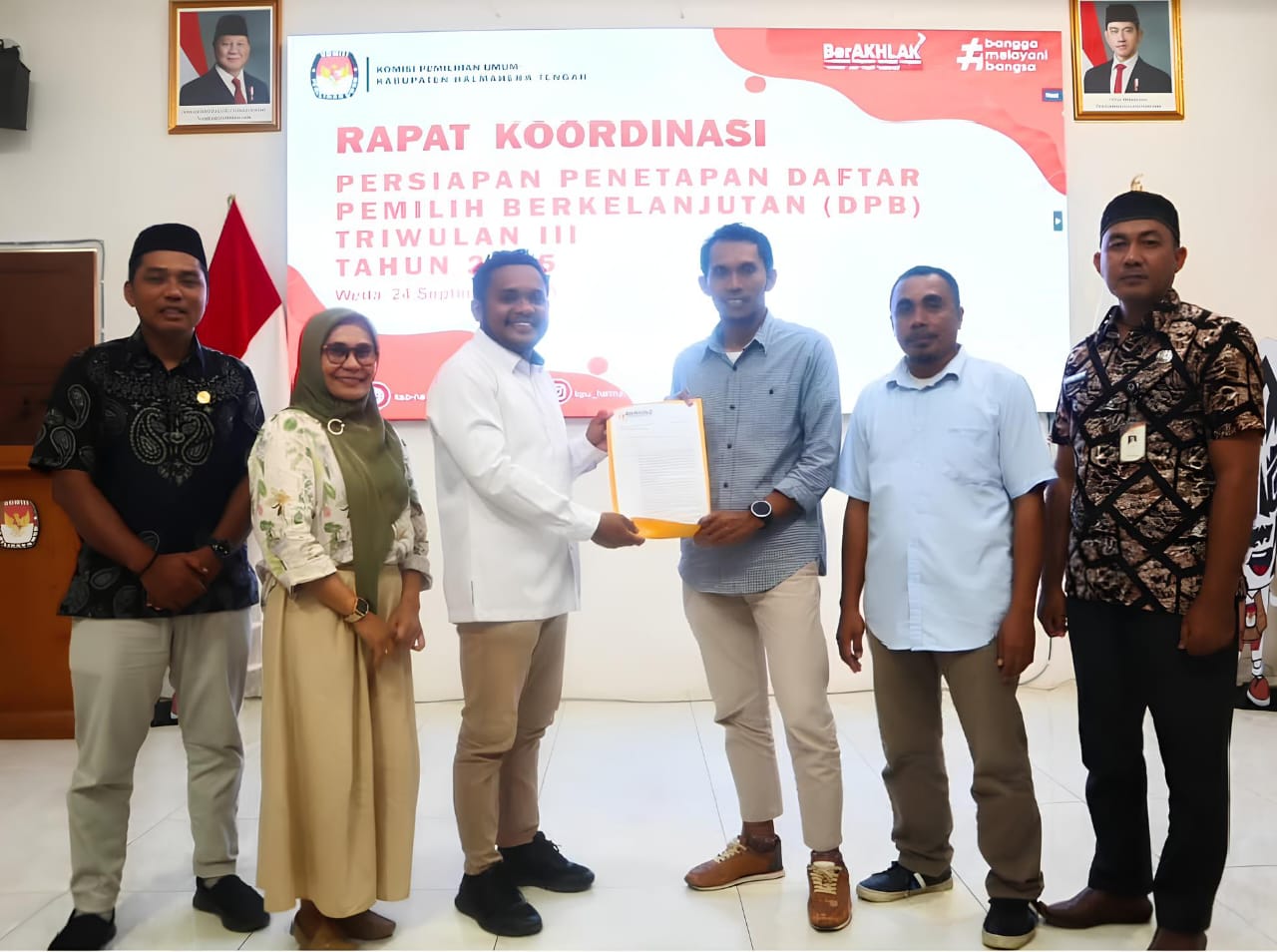 Koordinator Divisi Hukum, Pencegahan, Partisipasi Masyarakat dan Hubungan Masyarakat Bawaslu Kabupaten Halmahera Tengah saat menyampaikan saran perbaikan kepada KPU Kabupaten Halmahera Tengah, bertempat dikantor KPU pada Rabu (24/09/2025)/Foto: Publikasi dan Pemberitaaan Bawaslu Halmahera Tengah