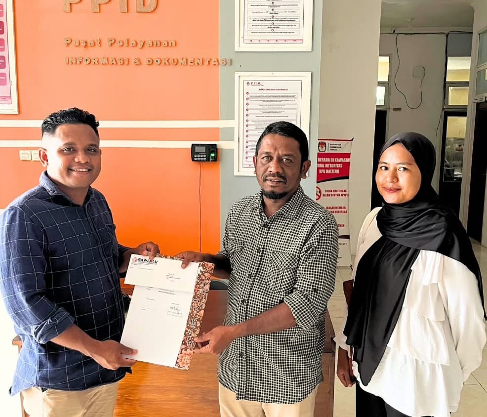 Koordinator Divisi Hukum, Pencegahan, Partisipasi Masyarakat, dan Hubungan Masyarakat (HPPH) Bawaslu Kabupaten Halmahera Tengah saat memberikan surat imbauan ke KPU Kabupaten Halmahera Tengah, pada Selasa (30/09/2025)/Foto: Publikasi dan Pemberitaaan Bawaslu Halmahera Tengah