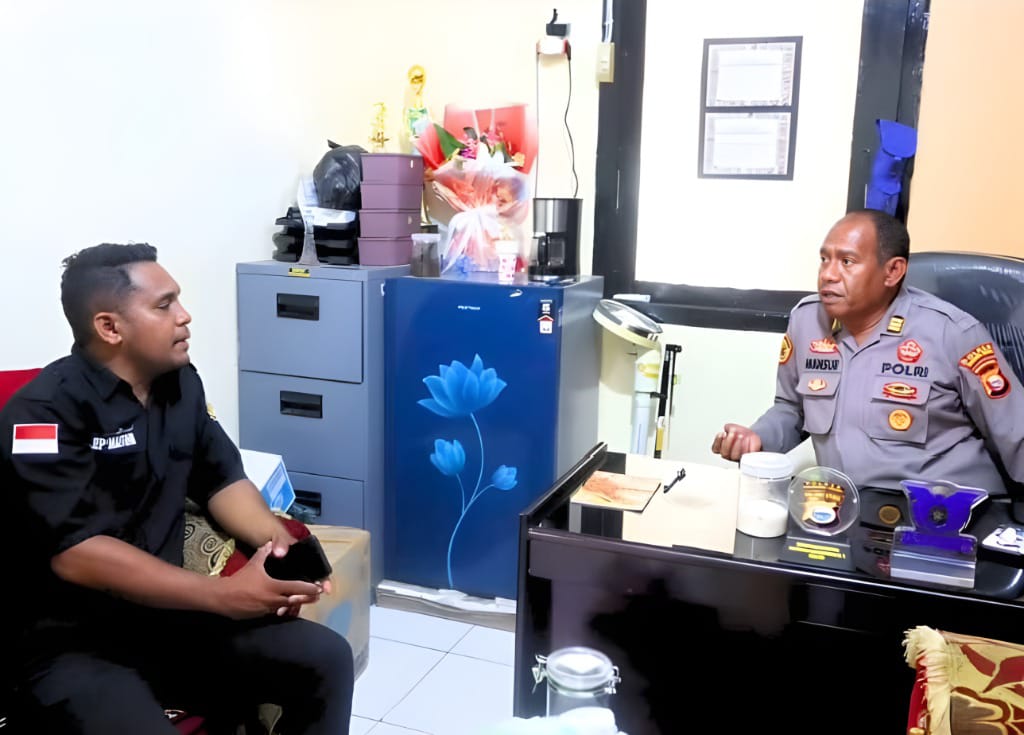 Koordinator Divisi Hukum, Pencegahan, Partisipasi Masyarakat dan Hubungan Masyarakat Bawaslu Kabupaten Halmahera Tengah saat melakukan koordinasi bersama Polres Halmahera Tengah, pada Selasa (14/10/2025)/Foto: Publikasi dan Pemberitaan Bawaslu Halmahera Tengah