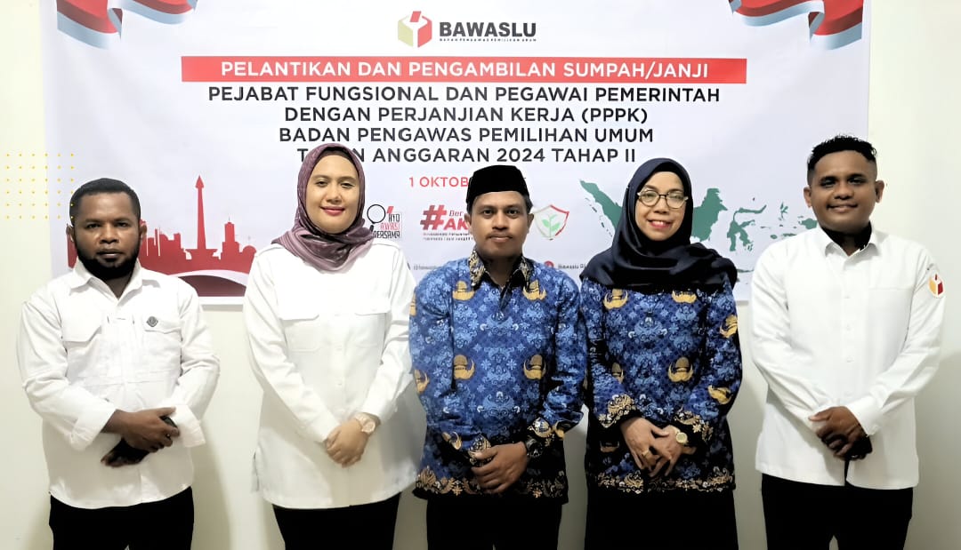 Ketua dan Anggota  serta Koordinator Sekretariat Bawaslu Halmahera Tengah saat mendampingi pegawai Pemerintah dengan Perjanjian Kerja (PPPK) yang mengikuti pelantikan dan Pengambilan sumpah/janji PPPK Bawaslu Tahun Anggaran 2024 Tahap II di Sekretariat Bawaslu Halmahera Tengah, pada Rabu (01/10/2025)/Foto: Publikasi dan Pemberitaaan Bawaslu Halmahera Tengah