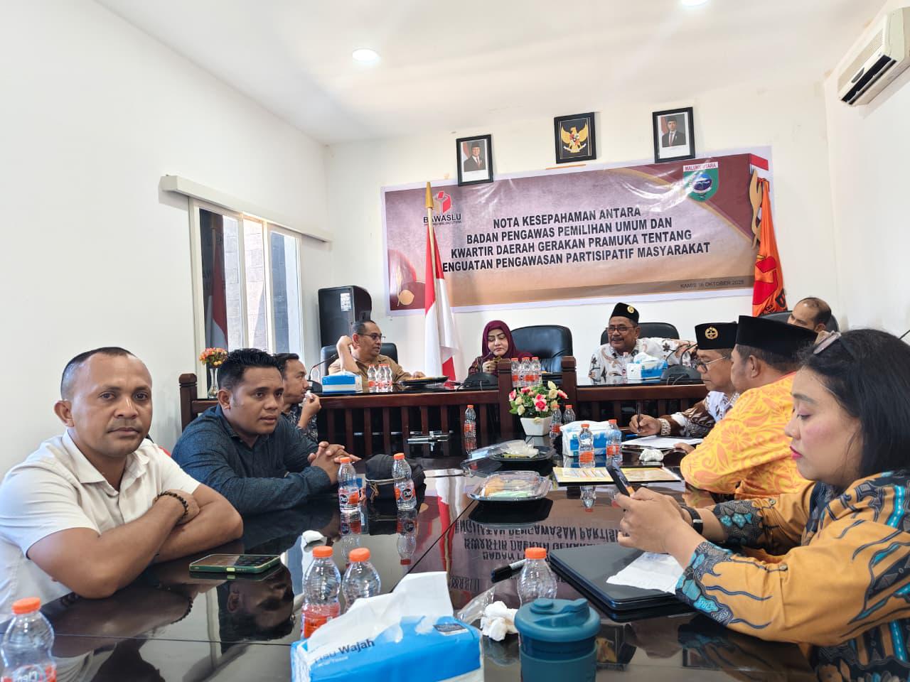 Koordinator Divisi Hukum, Pencegahan, Partisipasi Masyarakat, dan Hubungan Masyarakat Bawaslu Kabupaten Halmahera Tengah saat menghadiri kegiatan Rapat Koordinasi Pendidikan Pengawas Partisipatif (P2P) serta Penandatanganan Nota Kesepahaman (MoU) antara Bawaslu Provinsi Maluku Utara dan Kwartir Daerah (Kwarda) Gerakan Pramuka Provinsi Maluku Utara yang digelar di Ternate, pada Kamis (16/10/2025)/Foto: Publikasi dan Pemberitaan Bawaslu Halmahera Tengah