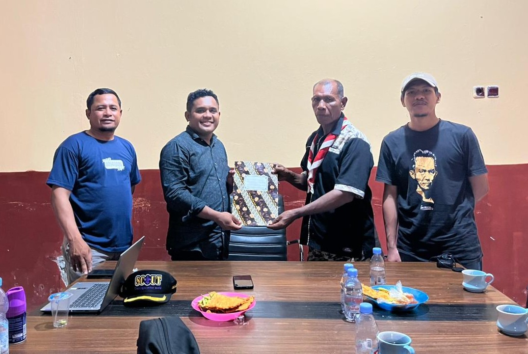 Koordinator Divisi Hukum, Pencegahan, Partisipasi Masyarakat, dan Hubungan Masyarakat Bawaslu Kabupaten Halmahera Tengah saat berkoordinasi bersama Kwarcab Pramuka Halmahera Tengah di Sekretariat Kwarcab Pramuka Halteng, pada Sabtu (18/10/2025)/Foto: Publikasi dan Pemberitaan Bawaslu Halmahera Tengah
