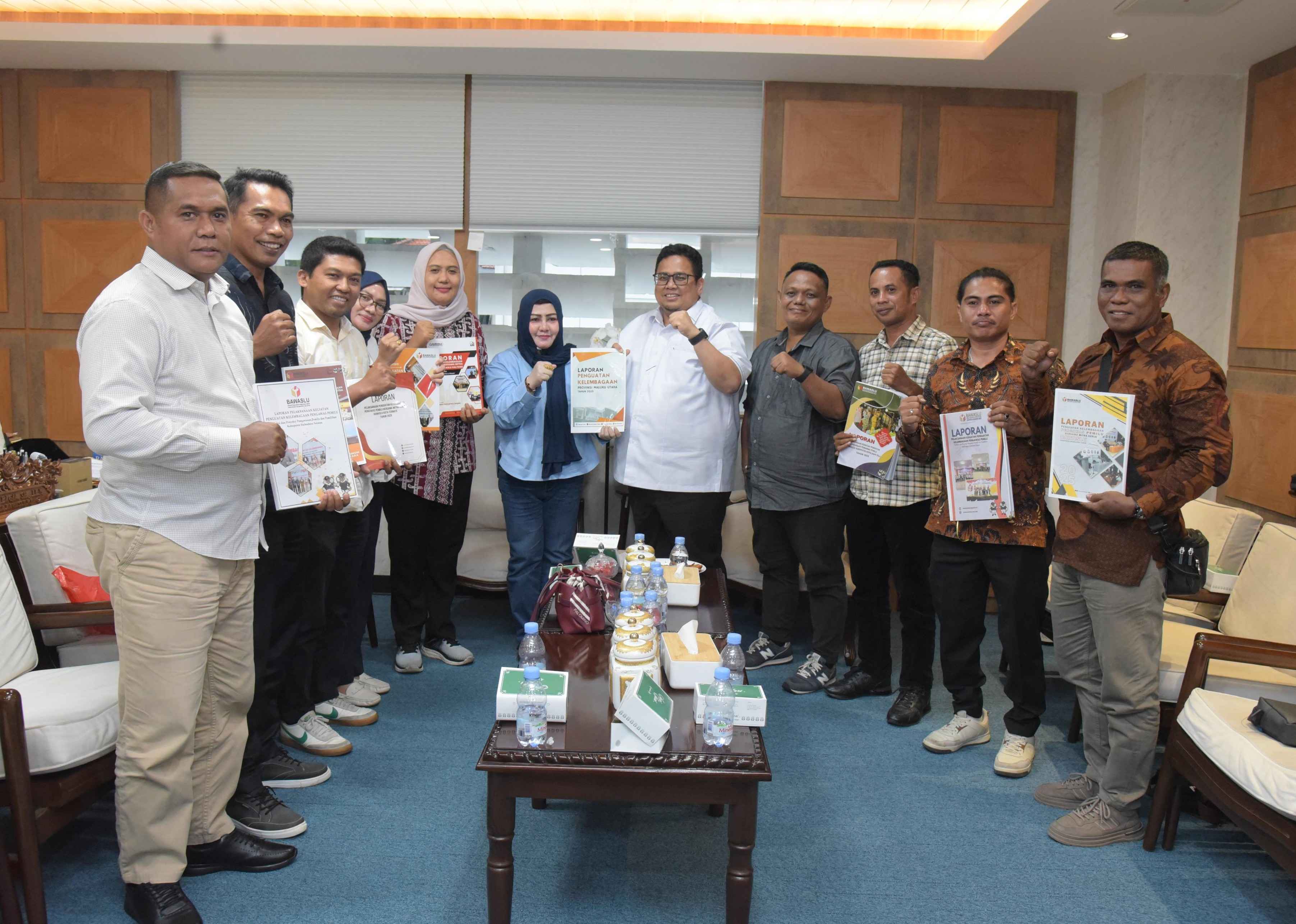 Ketua Bawaslu Halmahera Tengah saat menyerahkan Laporan kegiatan Penguatan Kelembagaan Badan Pengawas Pemilu bersama Mitra Kerja, di Kantor Bawaslu RI, Jakarta Pusat, pada Kamis (23/10/2025)/Foto: Publikasi dan Pemberitaan Bawaslu Halmahera Tengah