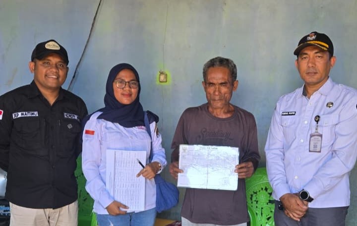Koordinator Divisi Hukum, Pencegahan, Partisipasi Masyarakat, dan Hubungan Masyarakat Bawaslu Kabupaten Halmahera Tengah saat melakukan pengawasan terhadap Pencocokan dan Penelitian Terbatas (Coktas) yang dilaksanakan oleh KPU Kabupaten Halmahera Tengah di Kecamatan Weda Selatan, pada Senin (20/10/2025)/Foto: Publikasi dan Pemberitaan Bawaslu Halmahera Tengah