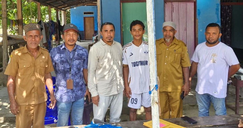 Koordinator Divisi Penanganan Pelanggaran dan Penyelesaian Sengketa (PPPS) Bawaslu Kabupaten Halmahera Tengah saat melaksanakan pengawasan terhadap kegiatan Pencocokan dan Penelitian Terbatas (Coktas) yang diselenggarakan oleh KPU Kabupaten Halmahera Tengah di Kecamatan Patani Utara, pada Selasa (21/10/2025)/Foto: Publikasi dan Pemberitaan Bawaslu Halmahera Tengah