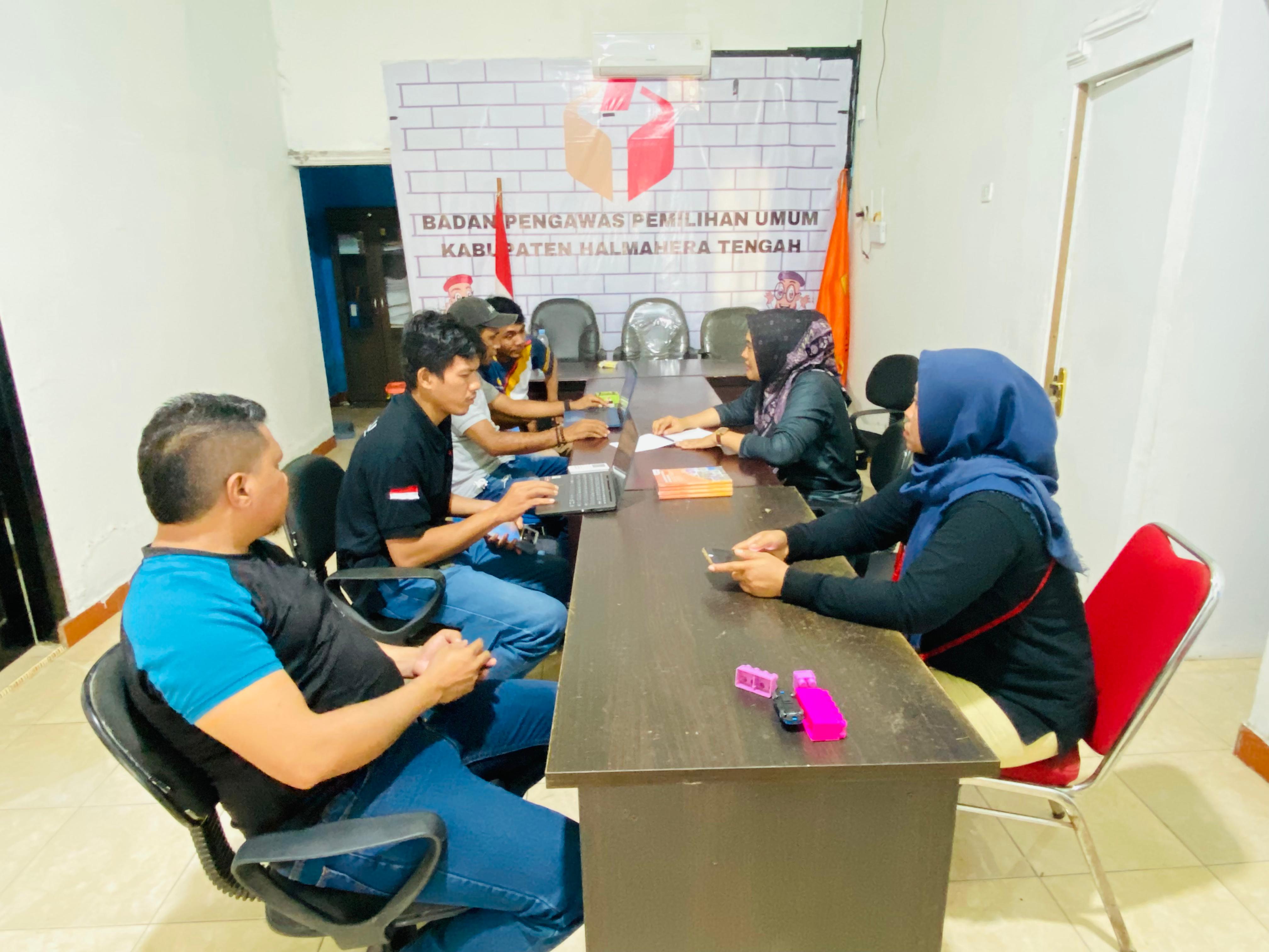 Bawaslu Kabupaten Halmahera Tengah saat menggelar Diskusi Internal Seri 3 (tiga) dengan topik “Mekanisme Pertanggungjawaban Keuangan” di kantor Bawaslu Halteng, pada Jum'at (29/08/2025)/Foto: Publikasi dan Pemberitaan Bawaslu Halmahera Tengah