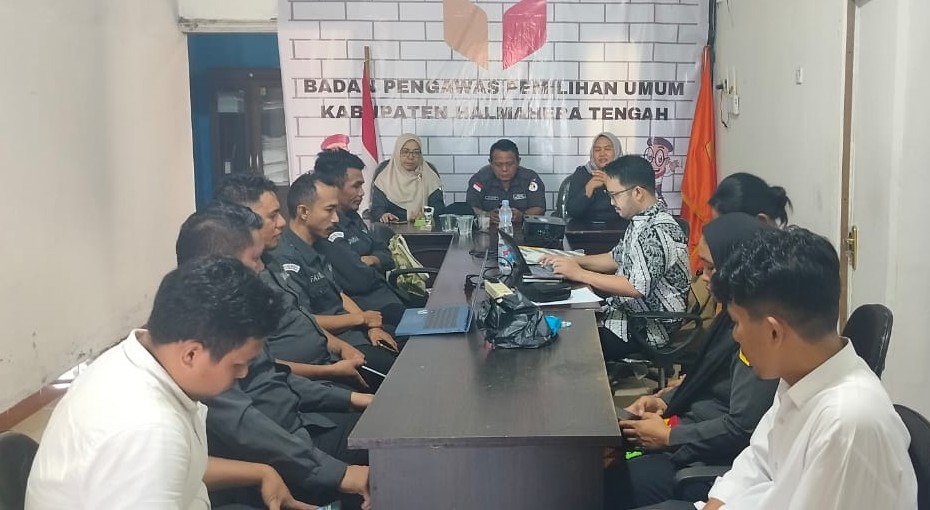 Ketua, Anggota serta Koordinator Sekretariat Bawaslu Kabupaten Halmahera Tengah bersama Anggota Bawaslu Provinsi Maluku Utara saat Rapat Evaluasi Pengelolaan Dana Hibah Pilkada di kantor Bawaslu Halteng, pada Senin (08/09/2025)/Foto: Publikasi dan Pemberitaan Bawaslu Halmahera Tengah