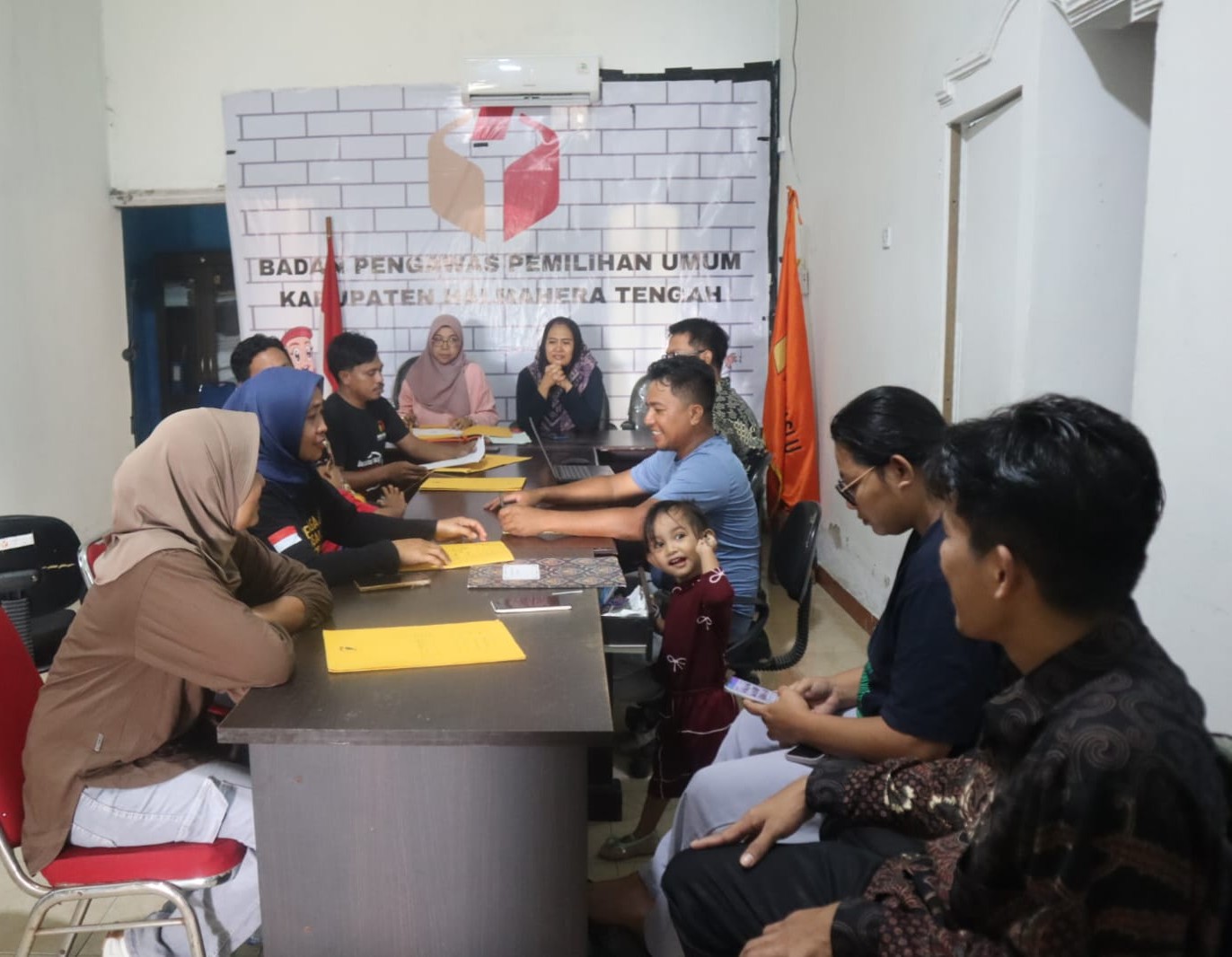 Bawaslu Kabupaten Halmahera Tengah saat menggelar diskusi Internal Seri #5 dengan tema “Teknis Pengisian Sasaran Kinerja Pegawai (SKP)” di ruang rapat Bawaslu Halteng, pada Selasa (26/09/2025)/Foto: Publikasi dan Pemberitaan Bawaslu Halmahera Tengah