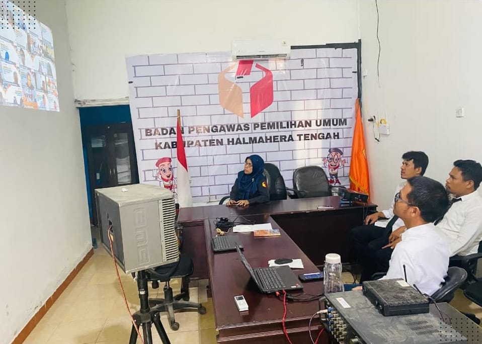 Koordinator sekretariat Bawaslu Halmahera Tengah saat mendampingi 3 (tiga) CPNS mengikuti pembukaan pelatihan dasar CPNS Tahun 2025 di Sekretariat Bawaslu Halteng, pada Senin (25/08/2025). Foto: Publikasi dan Pemberitaan Bawaslu Halmahera Tengah