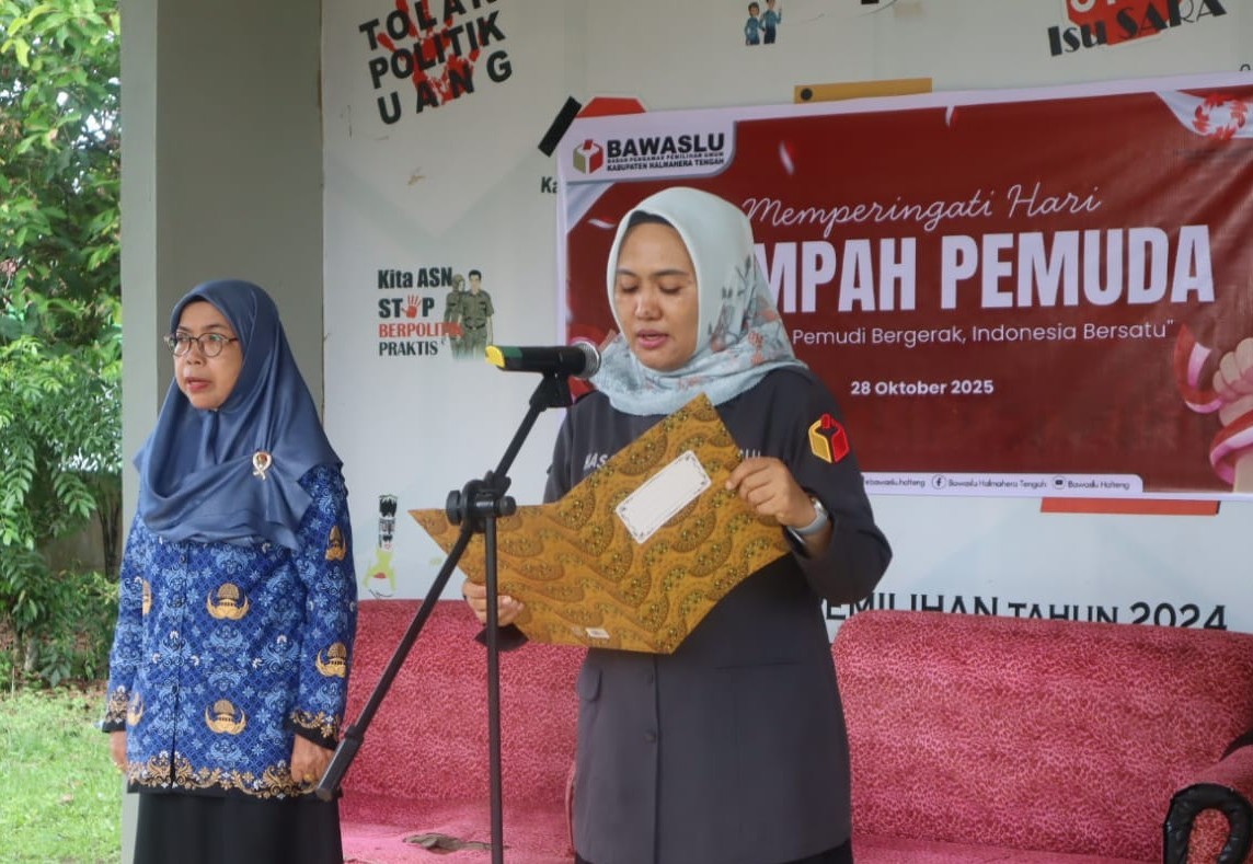Ketua bersama Koordinator Sekretariat Bawaslu Kabupaten Halmahera Tengah saat pelaksanaan upacara peringatan ke 97 tahun sumpah pemuda di halaman sekretariat Bawaslu Halmahera Tengah, pada Selasa (28/10/2025). Foto: Publikasi dan Pemberitaan Bawaslu Halmahera Tengah