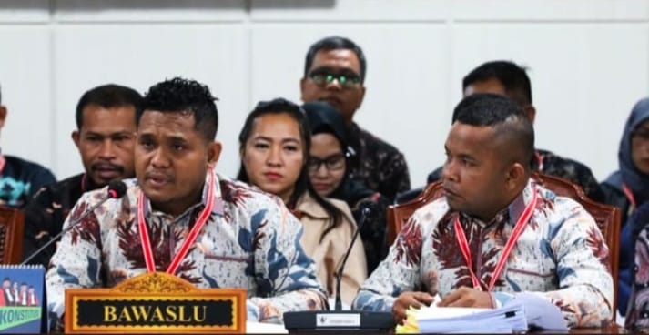 Anggota Bawaslu Halmahera Tengah saat menghadiri sidang Mahkamah Konstitusi (MK) di Jakarta, pada Rabu (22/01/2025). Foto: Publikasi dan Pemberitaan Bawaslu Halmahera Tengah