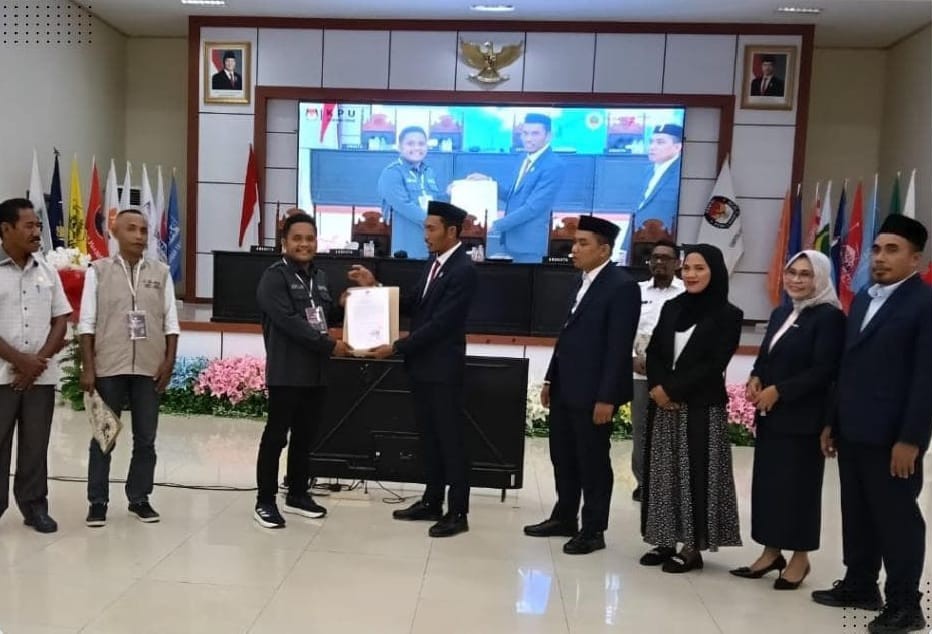 Anggota Bawaslu Kabupaten Halmahera Tengah saat menghadiri Rapat Pleno Terbuka Penetapan Pasangan Calon Bupati dan Wakil Bupati Terpilih di Aula Salahuddin Kantor Bupati Kabupaten Halmahera Tengah, Weda pada Selasa (09/09/2025). Foto: Publikasi dan Pemberitaan Bawaslu Halmahera Tengah