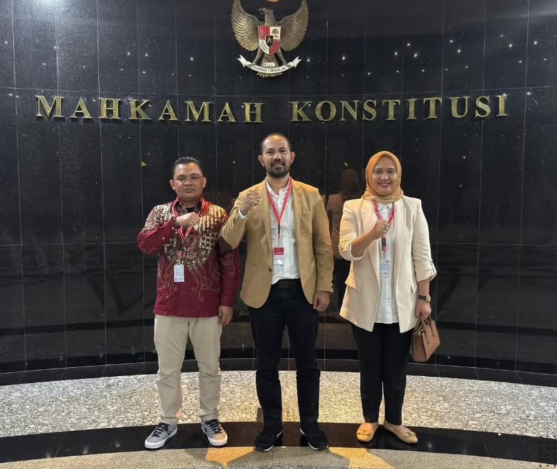 Ketua Bawaslu Halmahera Tengah bersama Anggota Bawaslu Provinsi Maluku Utara, saat menghadiri sidang pembacaan putusan perkara Perselisihan Hasil Pemilihan (PHP) Bupati dan Wakil Bupati Kabupaten Halmahera Tengah Tahun 2024 di Gedung Mahkamah Konstitusi Republik Indonesia, Kamis (05/02/2025). Foto: Publikasi dan Pemberitaan Bawaslu Halmahera Tengah