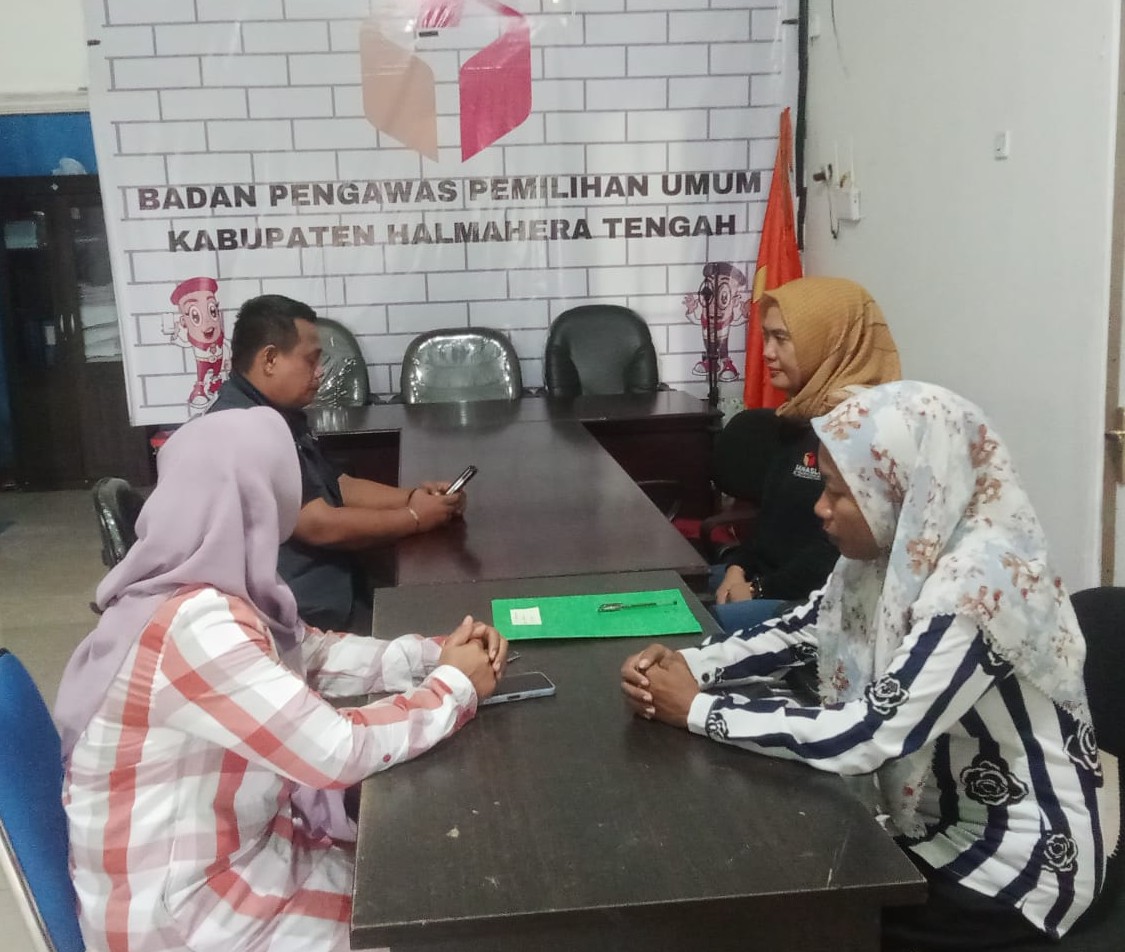 Ketua dan Koordinator Sekretariat Bawaslu Halmahera Tengah bersama Pimpinan Bawaslu Provinsi Maluku Utara saat kegiatan Monitoring dan Supervisi Penyusunan Laporan Komprehensif Pengawasan Pilkada 2024 di Kantor Bawaslu Halmahera Tengah, Jumat (07/03/2025). Foto: Publikasi dan Pemberitaan Bawaslu Halmahera Tengah