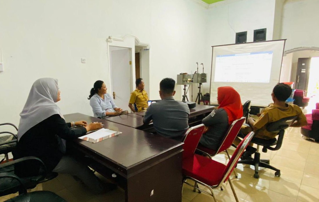 Ketua Bawaslu Halmahera Tengah bersama jajaran Staf saat menggelar rapat inventarisasi persiapan penyusunan Laporan Pertanggungjawaban (LPJ) Dana Hibah Bawaslu bertempat di Kantor Bawaslu Halmahera Tengah, Kamis (10/4/2025). Foto: Publikasi dan Pemberitaan Bawaslu Halmahera Tengah