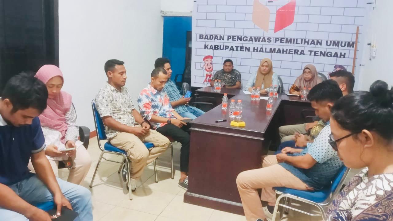 Ketua dan Anggota Bawaslu Halmahera Tengah bersama Koordinator Sekretariat serta jajaran staf saat rapat konsolidasi data pengawasan PDPB Triwulan II, yang dilaksanakan di Kantor Bawaslu Halmahera Tengah, Rabu (07/05/2025). Foto: Publikasi dan Pemberitaan Bawaslu Halmahera Tengah