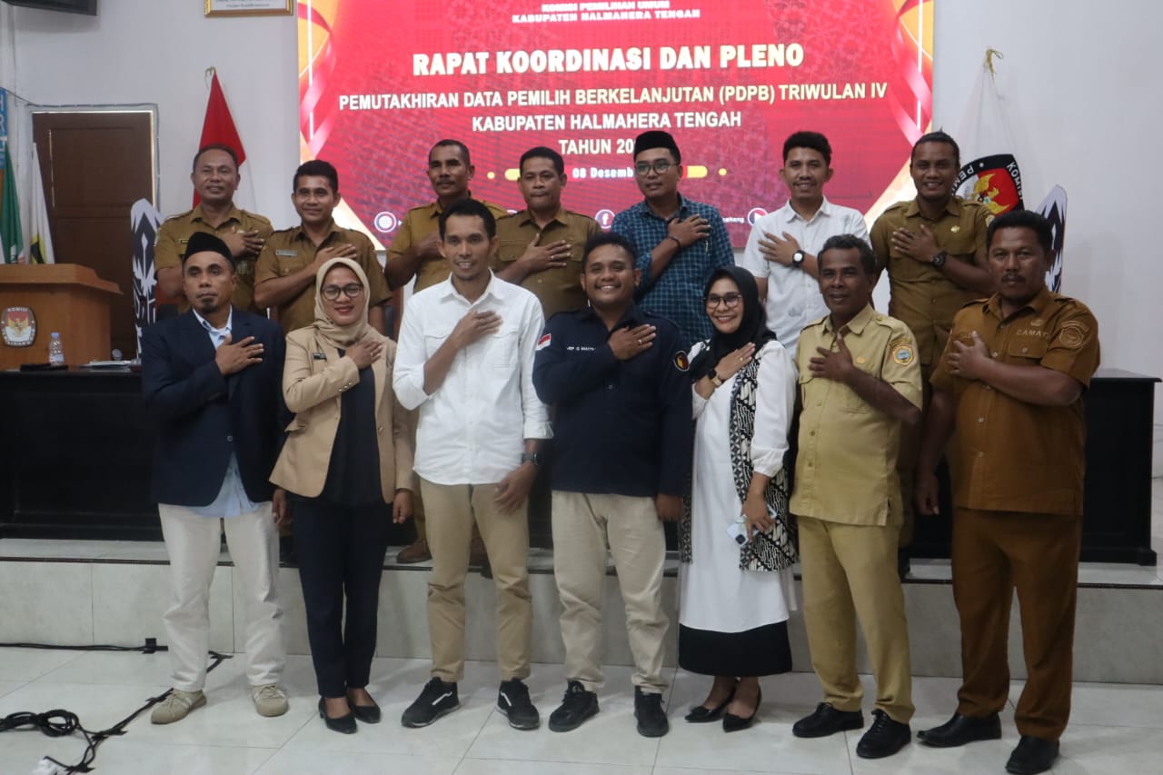 Anggota Bawaslu Kabupaten Halmahera Tengah Jeplin G. Maitimu bersama Jajaran KPU dan Stakeholder Kabupaten Halmahera Tengah saat mengikuti Rapat Koordinasi dan Pleno Pemutakhiran Data Pemilih Berkelanjutan (PDPB) Triwulan IV Tahun 2025, di aula Kantor KPU Kabupaten Halmahera Tengah, Senin (08/12/2025).