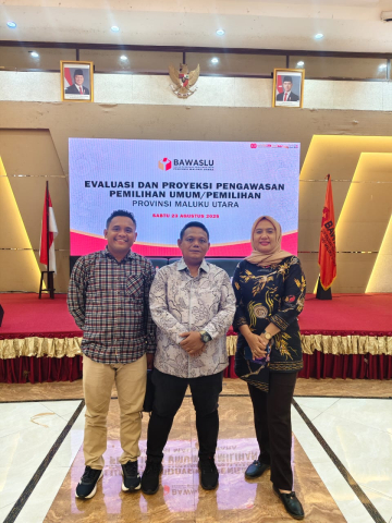 Ketua dan Anggota Bawaslu Kabupaten Halmahera Tengah bersama Anggota Bawaslu Provinsi Maluku Utara pada kegitan penguatan kelembagaan di Ternate, Maluku Utara.