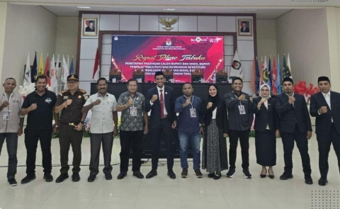 Bawaslu Halmahera Tengah saat menghadiri Rapat Pleno terbuka penetapan Bupati dan Wakil Bupati terpilih Kabupaten Halmahera Tengah