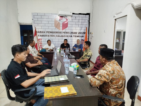 Ketua dan Anggota Bawaslu Halteng bersama Ketua KPU Kabupaten Halmahera Tengah saat melaksanakan rapat koordinasi pengawasan PDPB bersama Stakeholder, di aula kantor Bawaslu Halteng, pada Jum'at (28/11/2025).