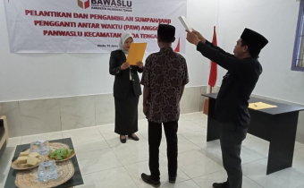 Bawaslu Halteng Lantik 1 PAW Anggota Panwaslu Kecamatan Weda Tengah