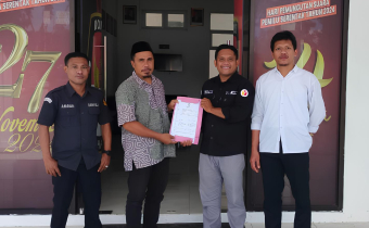 Koordinator Divisi Hukum, Pencegahan, Partisipasi Masyarakat, dan Hubungan Masyarakat, Jeplin George Maitimu saat memberikan surat imbauan PDPB ke kantor KPU Kabupaten Halmahera Tengah