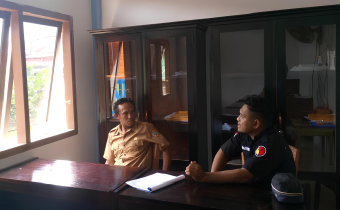 Koordinator Divisi Hukum, Pencegahan, Partisipasi Masyarakat dan Hubungan Masyarakat, Jeplin George Maitimu melakukan uji petik PDPB di Kantor Desa Nusliko