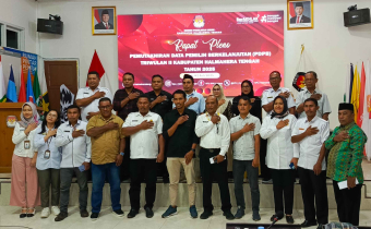 Bawaslu Halmahera Tengah menghadiri Rapat Pleno PDPB Triwulan II yang digelar oleh KPU  di Aula Kantor KPU Kabupaten Halmahera Tengah