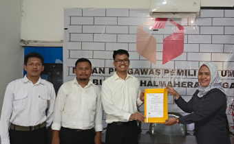 Ketua Bawaslu Halmahera Tengah Sitti Hasmah BT. Mohd Amin menyerahkan SK CPNS pasca mengikuti Pelantikan yang digelar secara  Nasional melalui platform Zoom Meeting di ruang Kantor Bawaslu Halmahera Tengah
