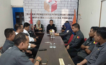 Anggota Bawaslu  Provinsi Maluku Utara Adrian Yoro Naleng Bersama Ketua dan Anggota Bawaslu Halmahera Tengah dalam kegiatan Monitoring dan Supervisi di Kantor Bawaslu Kabupaten Halmahera Tengah