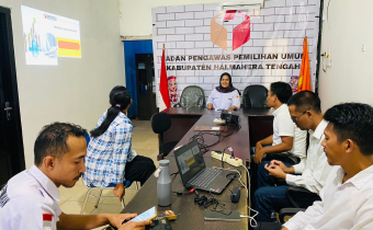 Ketua Bawaslu Halmahera Tengah, Sitti Hasmah BT. Mohd Amin bersama Jajaran Staf saat Diskusi internal di ruang kantor Bawaslu Halmahera Tengah