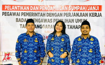 Staf Bawaslu Halteng Pasca Mengikuti Pelantikan Pegawai Pemerintah dengan Perjanjian Kerja (PPPK) melalui daring di Sekretariat Bawaslu Halmahera Tengah