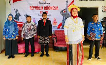 Ketua dan Anggota Bawaslu Halteng bersama Koordinator Sekretariat Pada saat Peringatan Hut ke-80 RI di Kantor Bawaslu Halmahera Tengah, Minggu (17/08/2025).