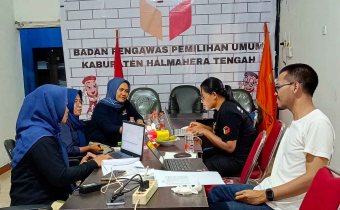 Diskusi Internal  Seri II  tentang Pengelolaan Barang Milik Negara Bersama Ketua Bawaslu dan Jajaran Staf di ruang Kantor Bawaslu Halmahera Tengah